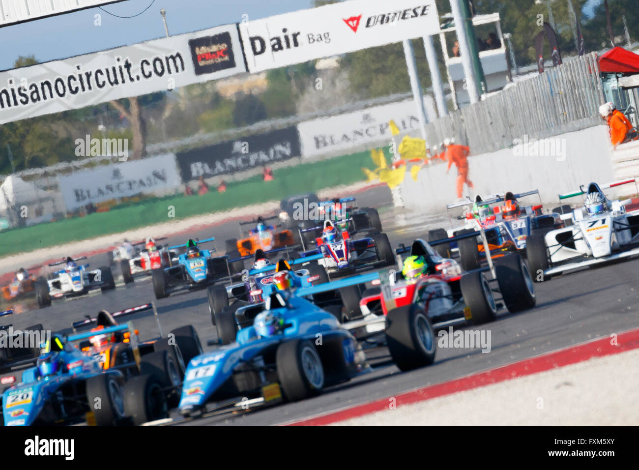 Misano Adriatico, Italia - - aprile 10, 2016: Auto Prepararsi a lasciare la griglia all'inizio durante la gara uno al circuito di Misano Foto Stock