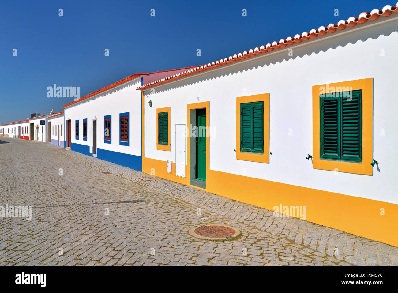 Portogallo Alentejo: architettura tipica del villaggio ricostruito Aldeia da Luz Foto Stock