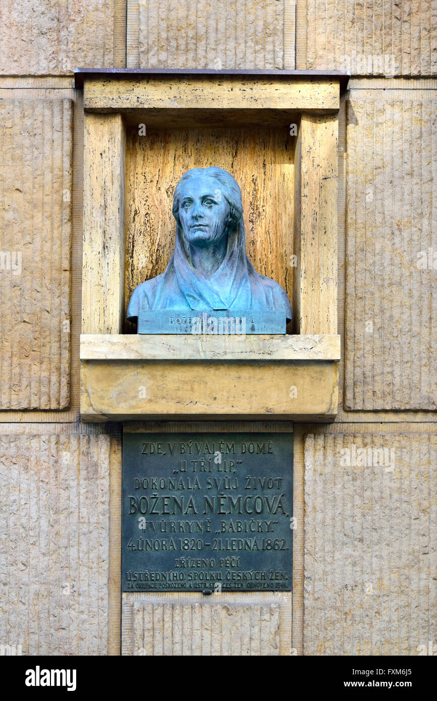 Praga, Repubblica Ceca. Busto di Božena Nemcová (scrittore: 1820-62) a 14 Na Prikope (street) Foto Stock