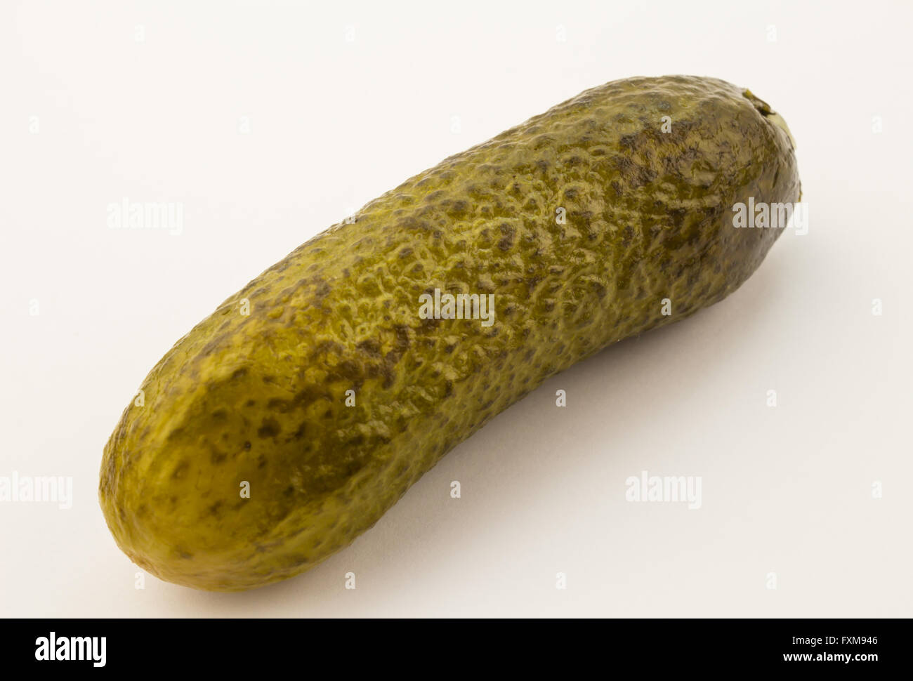 Chiusura del singolo cetriolo sottaceto isolato su bianco Foto Stock