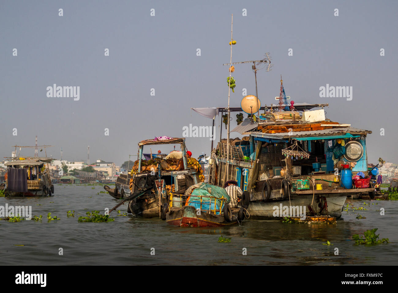 Persone trading di barche sul fiume mercato galleggiante, Chau Doc, Vietnam Foto Stock