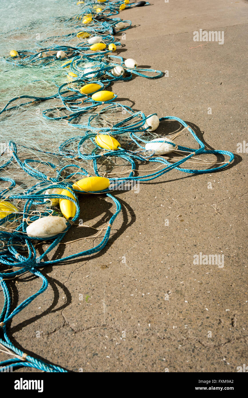 Una rete da pesca giacente su una banchina a Brixham Devon UK Foto Stock
