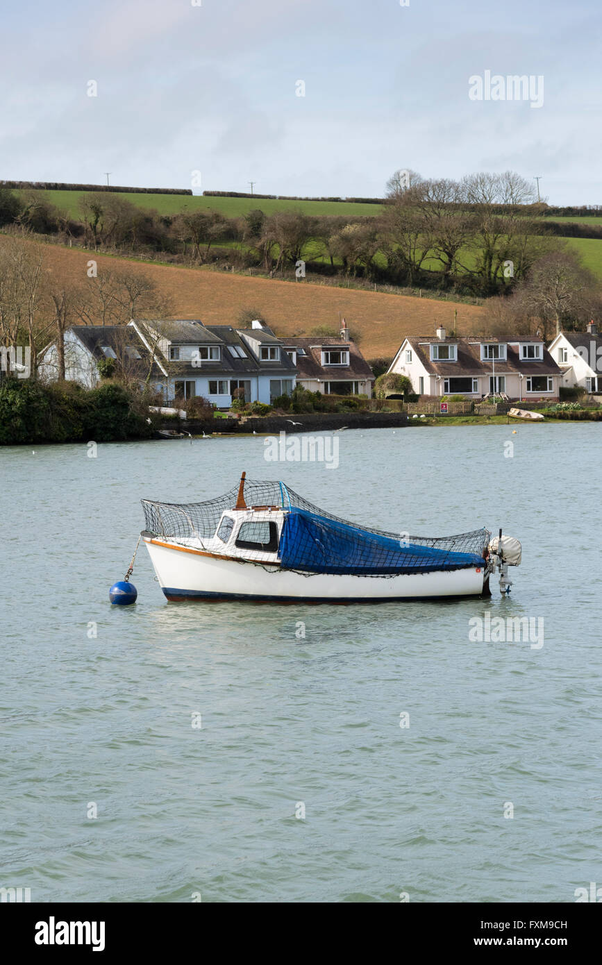 Una piccola barca da pesca ormeggiate nel estuario a lui città di Kingsbridge sul Kingsbridge estuario in South Devon Regno Unito Foto Stock