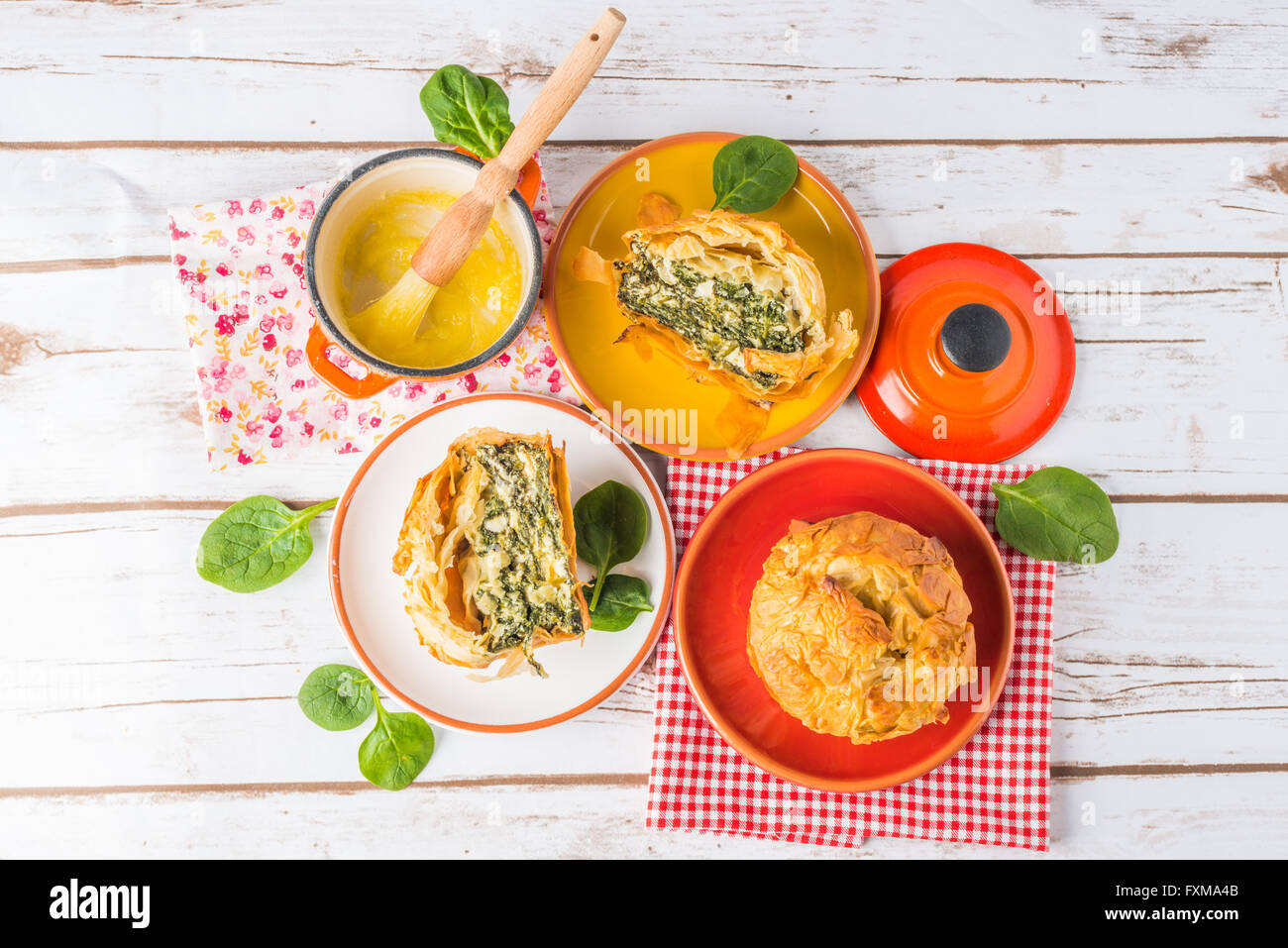 In casa Spanakopita - Greco torta di spinaci con feta e ricotta su piastre Foto Stock