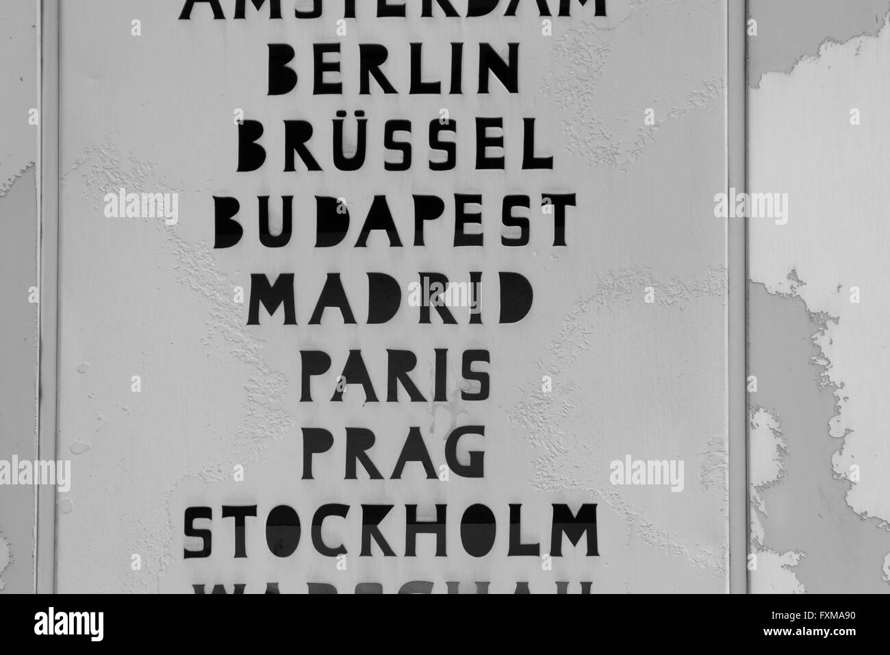 Nomi delle città europee, le capitali europee su Orologio mondiale a Berlino, Germania Foto Stock