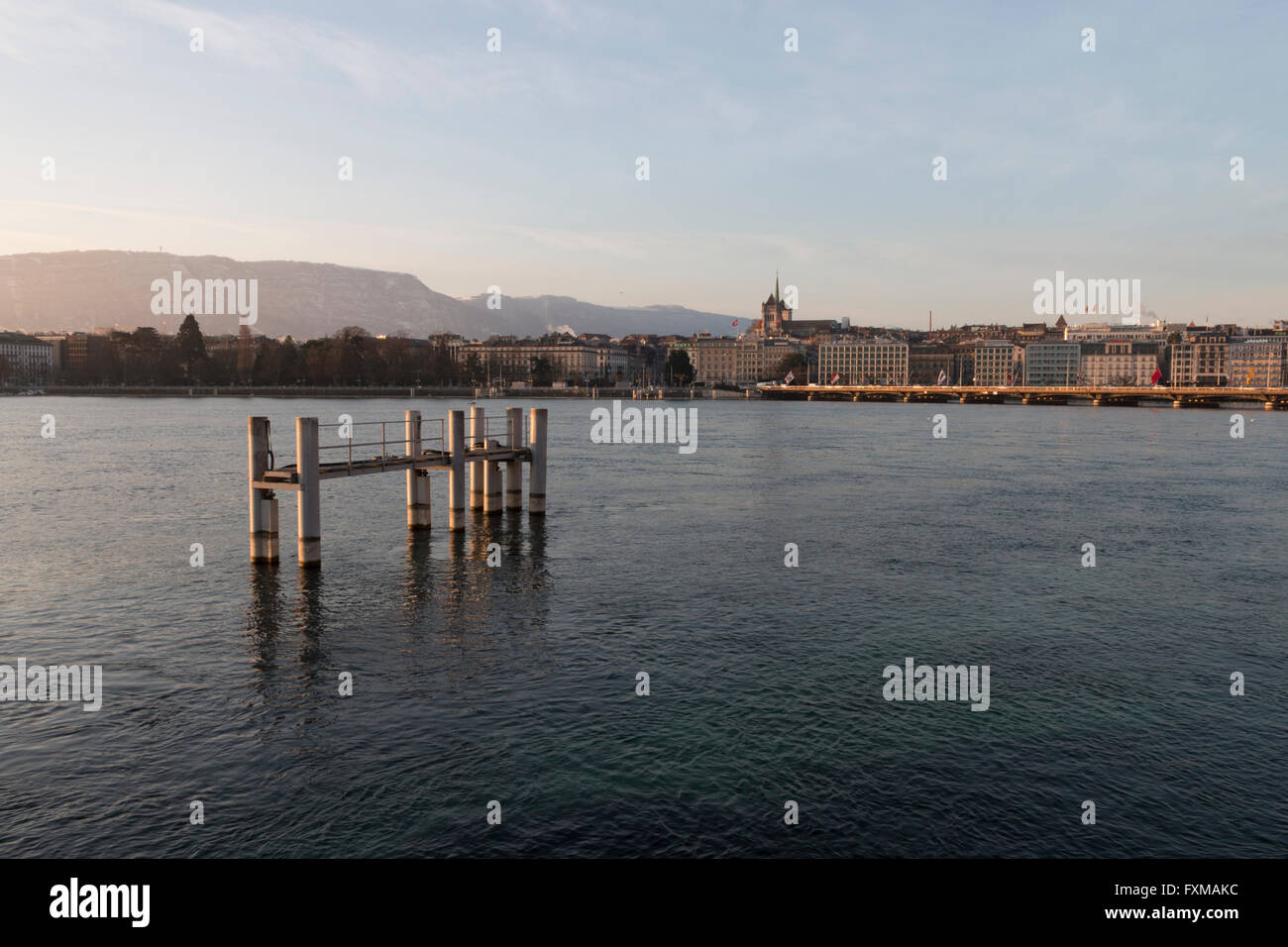 Il Lago di Ginevra Sunrise vista città Foto Stock