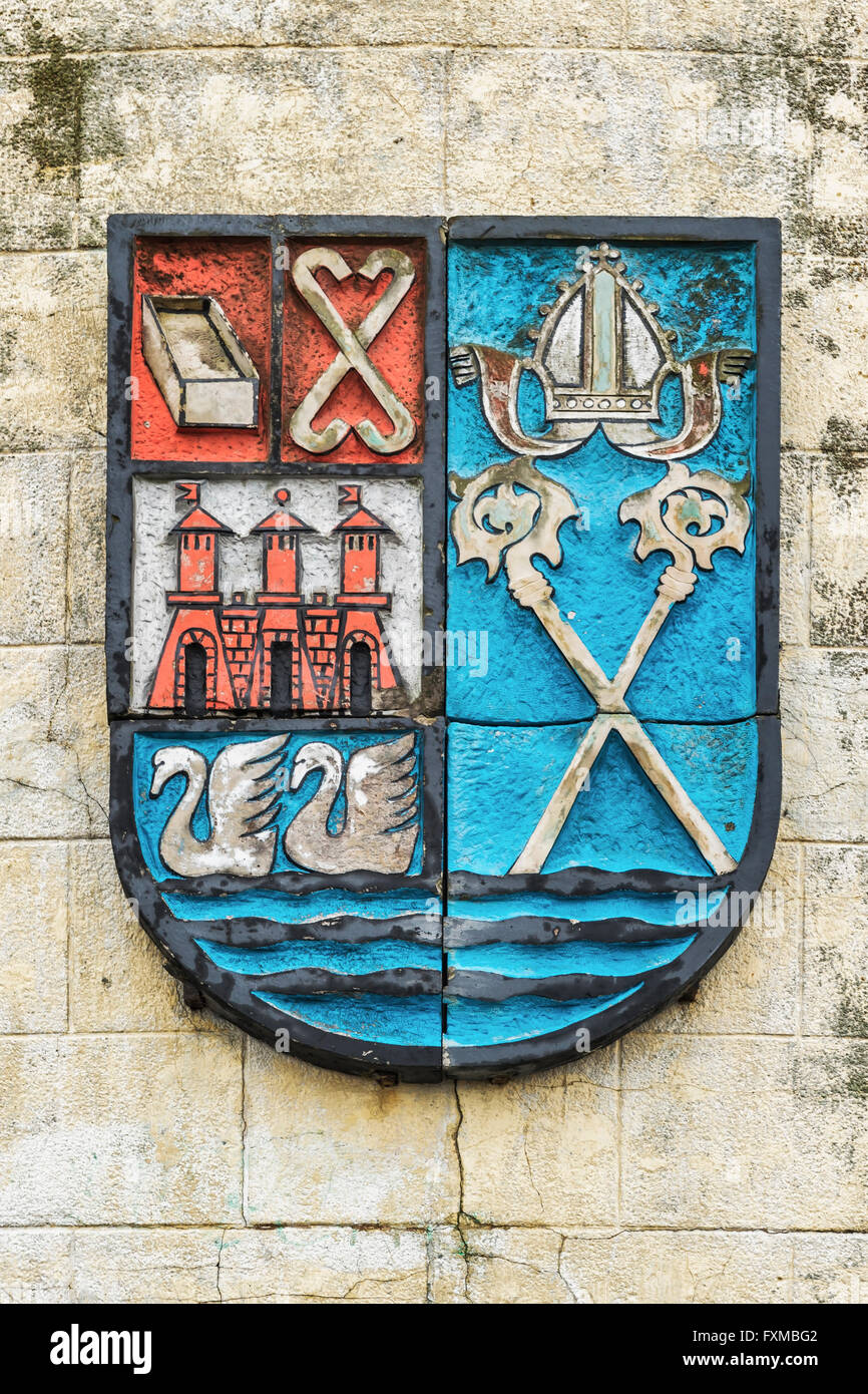 Lo stemma della città Kolobrzeg è situato presso il faro, Kolobrzeg, West Pomerania, Polonia, Europa Foto Stock