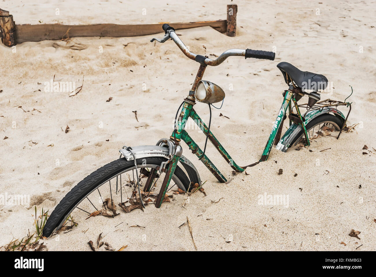 Una vecchia bicicletta sulla spiaggia di Kolberg è profondo nella sabbia, Kolobrzeg, West Pomerania, Polonia, Europa Foto Stock
