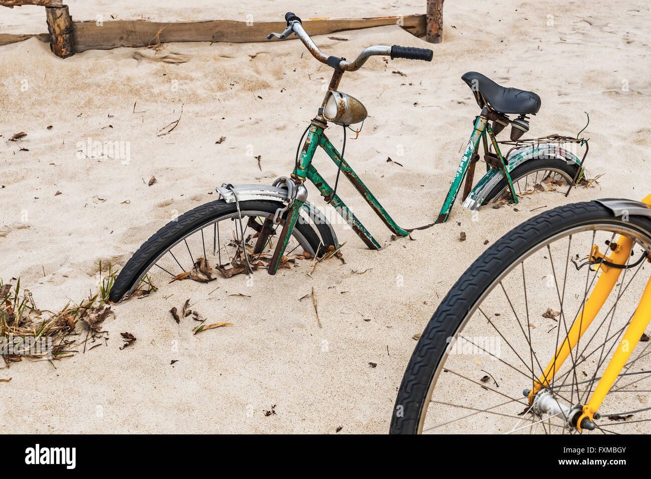 Una vecchia bicicletta sulla spiaggia di Kolberg è profondo nella sabbia, Kolobrzeg, West Pomerania, Polonia, Europa Foto Stock