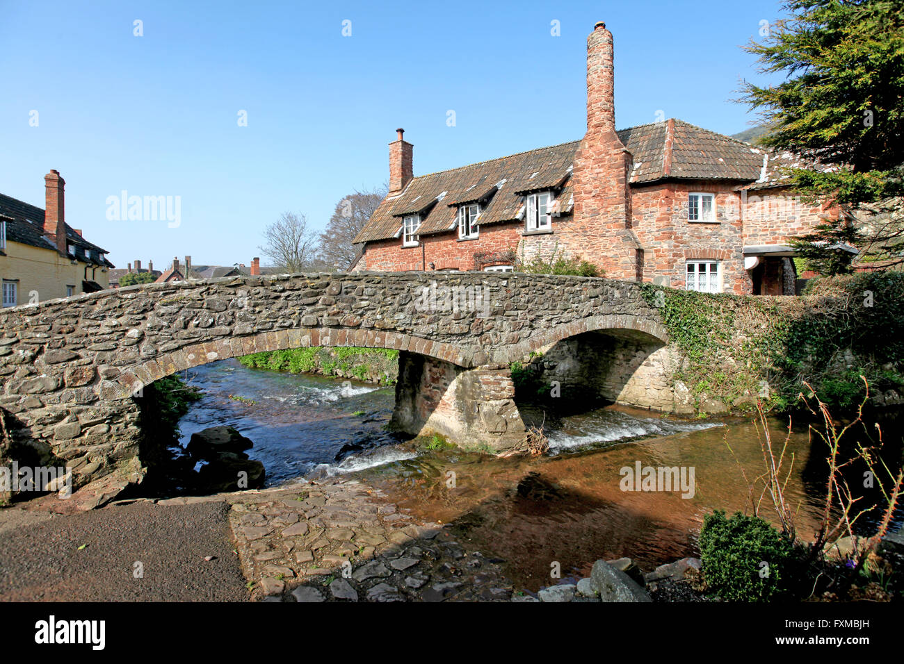 Una foto-cartolina villaggio inglese nel nord Somerset in primavera mostra la ford,ponte fiume Aller e cottage. Foto Stock
