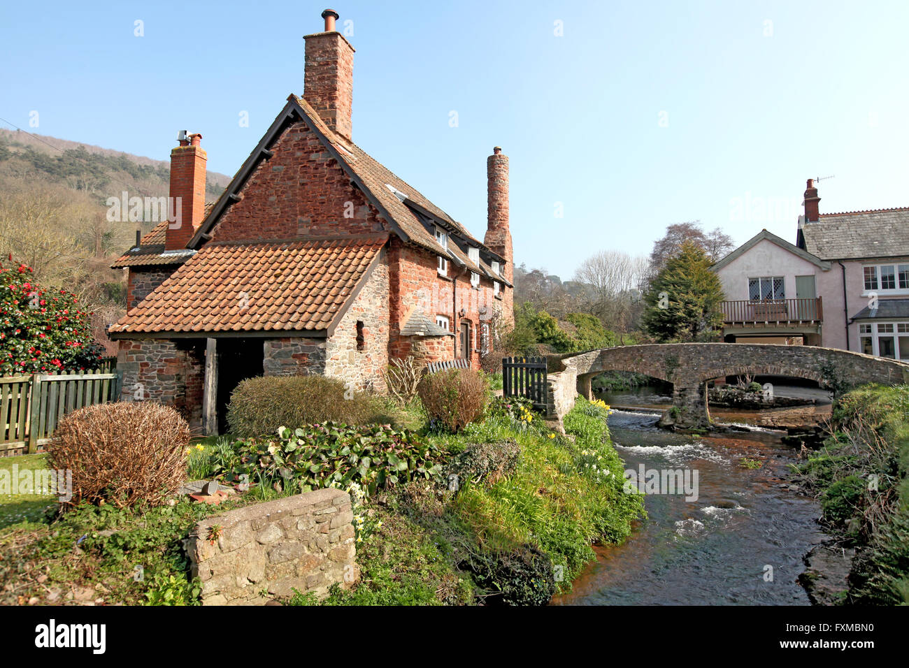Un Inglese rurale scena nel Somerset, un vecchio packhorse ponte sopra il fiume Allerford Foto Stock
