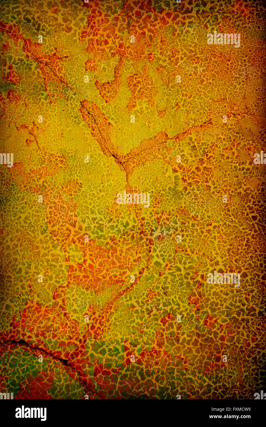 Abstract testurizzato con sfondo rosso, marrone e schemi di colore arancione su sfondo giallo. Per l'arte texture, grunge design e vintage carta / telaio di confine Foto Stock