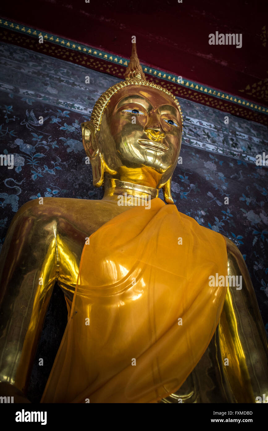 Golden Buddha in Wat Suthat di Bangkok, Tailandia Foto Stock