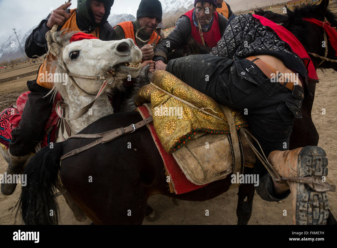 La lotta per una capra durante il concorso Buzkashi come parte della celebrazione Nowruz festival vicino a Tashkurgan, Xinjiang, Cina Foto Stock