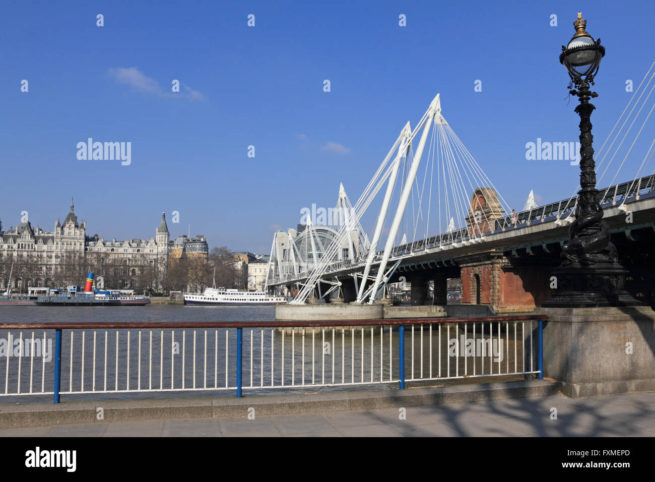 Il Golden Jubilee Bridge ponte pedonale attraverso il Tamigi da Southbank di Embankment Londra Inghilterra REGNO UNITO Foto Stock