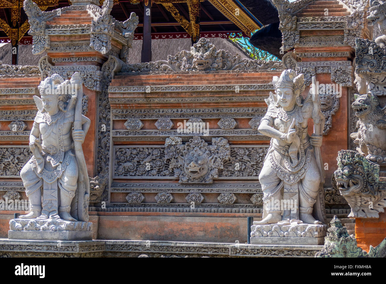 Il tradizionale design Balinese Carving e statua in Ubud, Bali, Indonesia Foto Stock