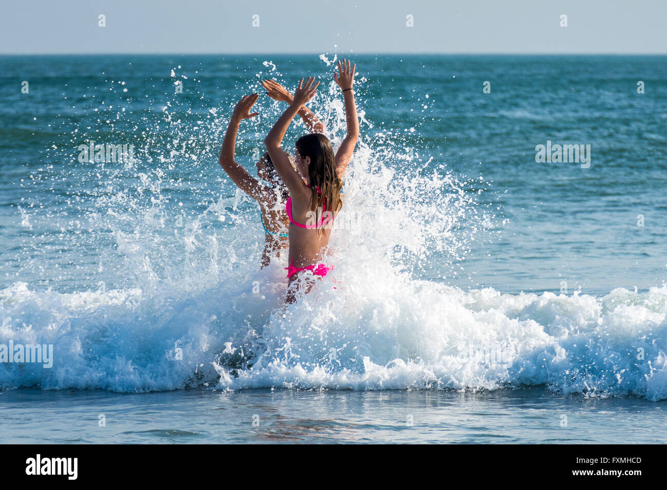 Le ragazze a giocare in acqua e di Kuta Bali, Indonesia Foto Stock