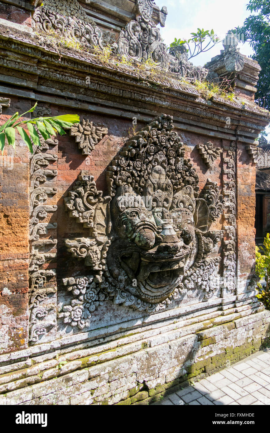 Parete tradizionale scultura, Ubud, Bali, Indonesia Foto Stock