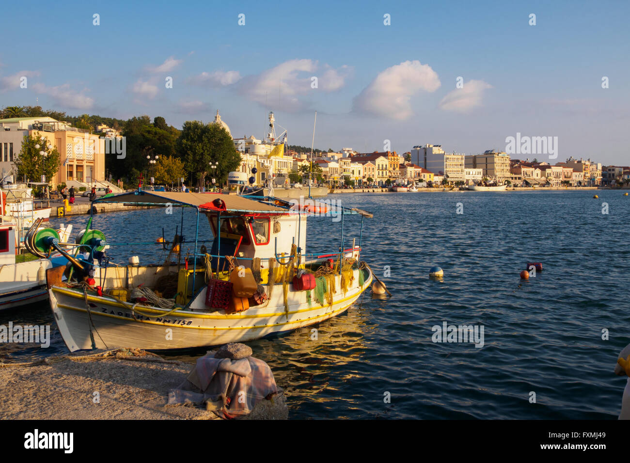 Barca da pesca in Mitilini porta sul lesbo al mattino Foto Stock