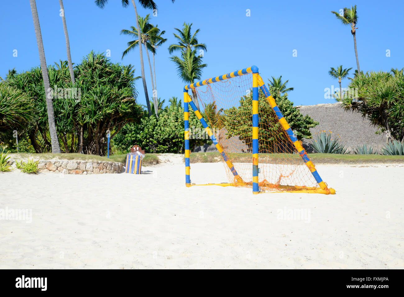Di colore giallo brillante e blu soccer net si trova su una spiaggia di sabbia bianca in Punta Cana in Repubblica Dominicana Foto Stock