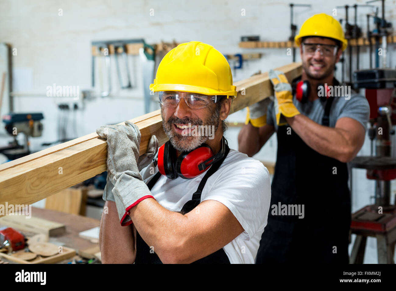 Carpentieri di lavoro in officina Foto Stock