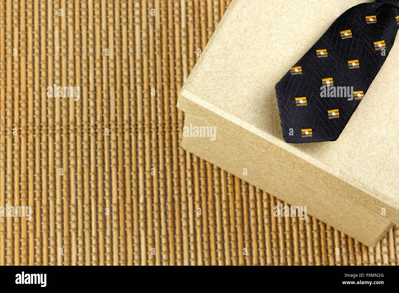 Cravatta marrone con confezione regalo. La festa del papà tema Foto stock -  Alamy