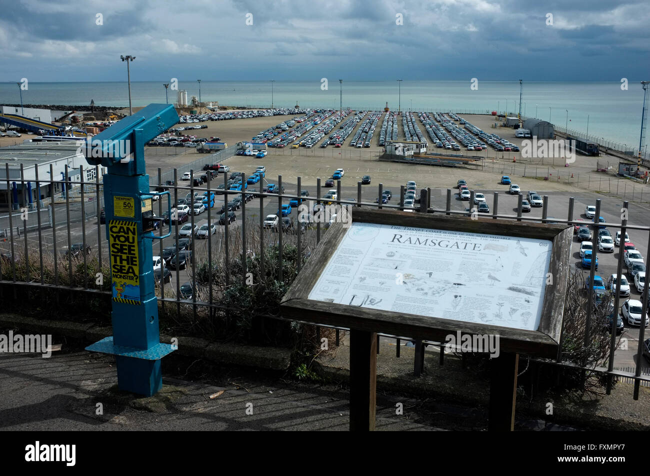 Nuove vetture in attesa di consegna a Ramsgate città costiera in East Kent REGNO UNITO aprile 2016 Foto Stock