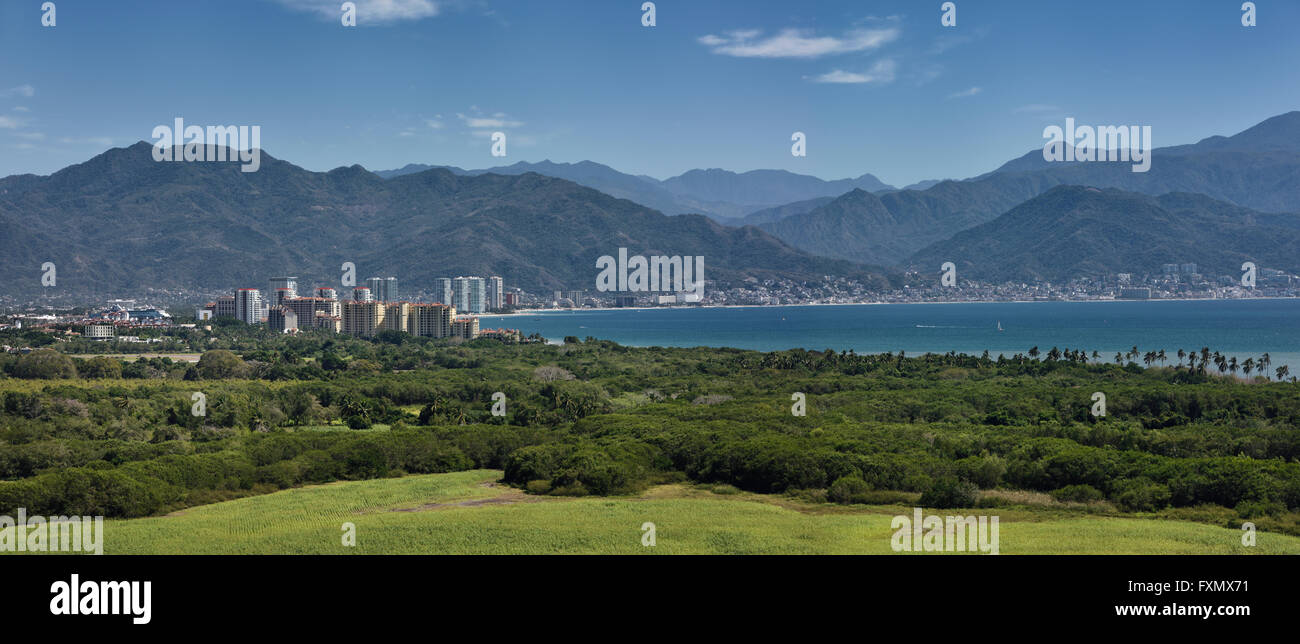 Panorama di Puerto Vallarta sulla costa del Pacifico della Sierra Madre montagne da Nuevo Vallarta Foto Stock