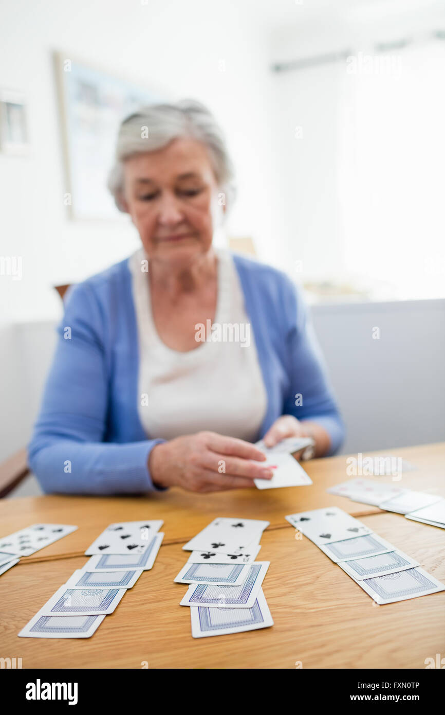 Senior donna carte da gioco Foto Stock