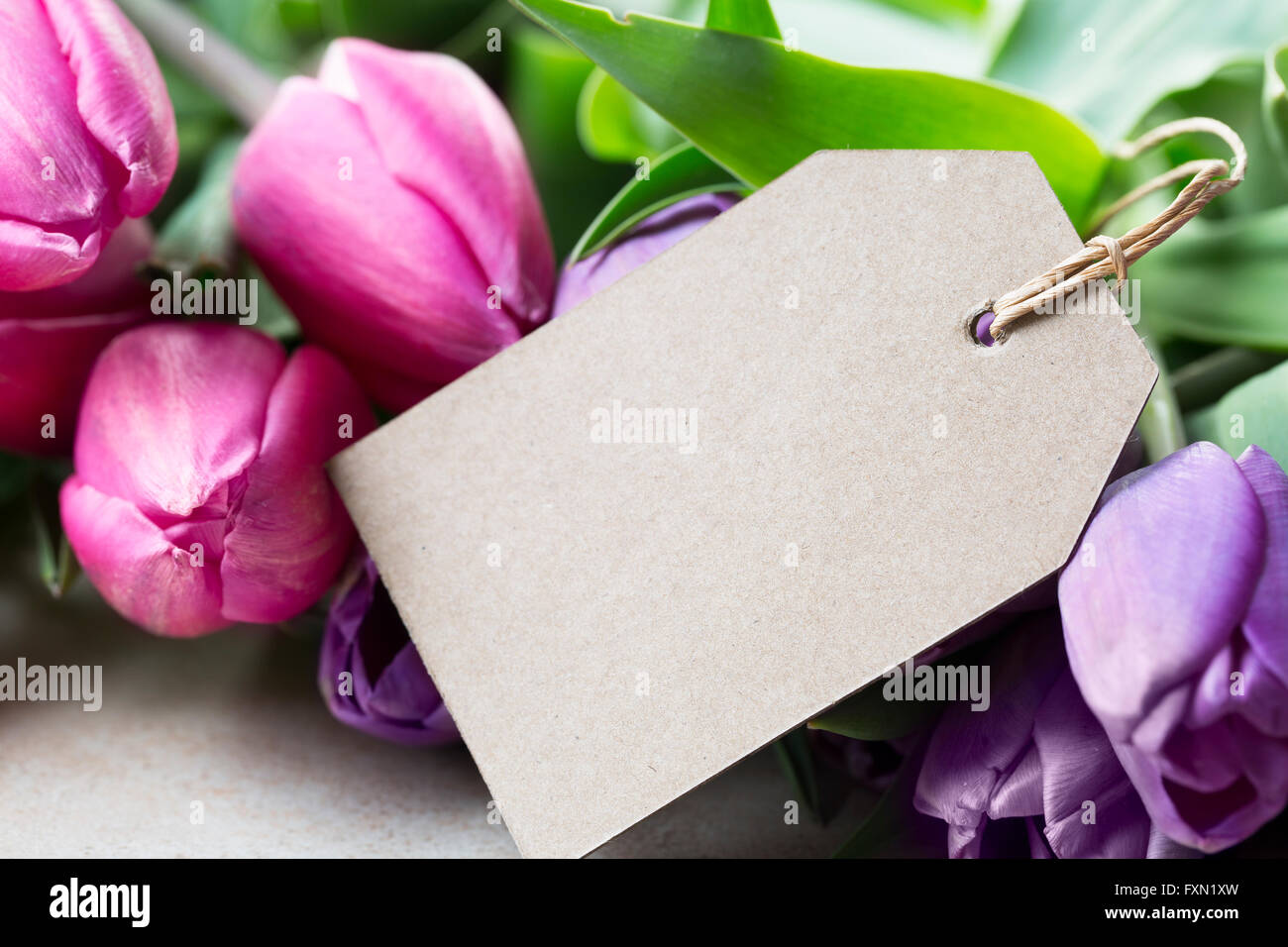 Biglietto di auguri con fiori colorati. | Vettore Premium