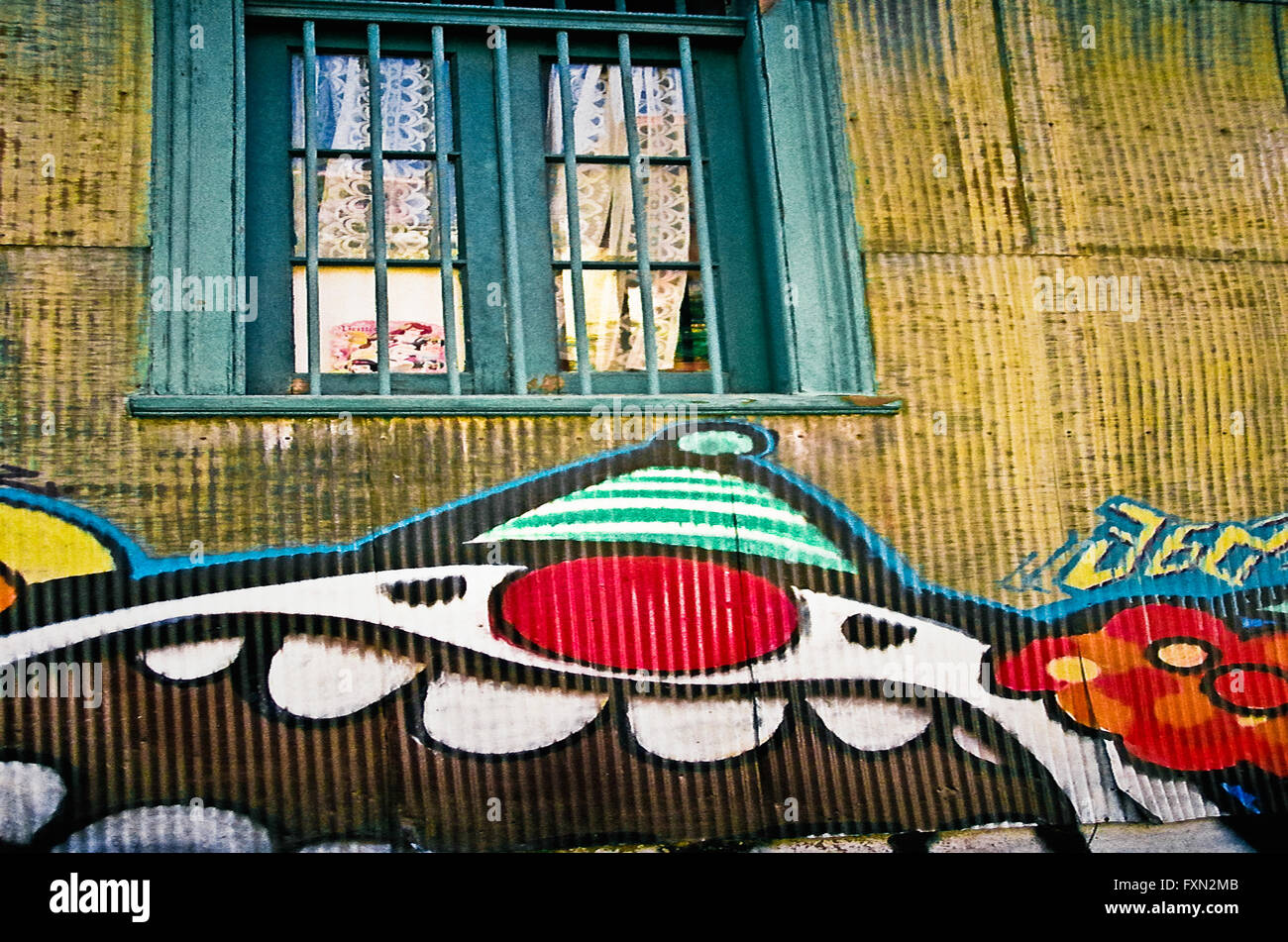 I graffiti sulla parete di casa a Valparaiso, Cile Foto Stock