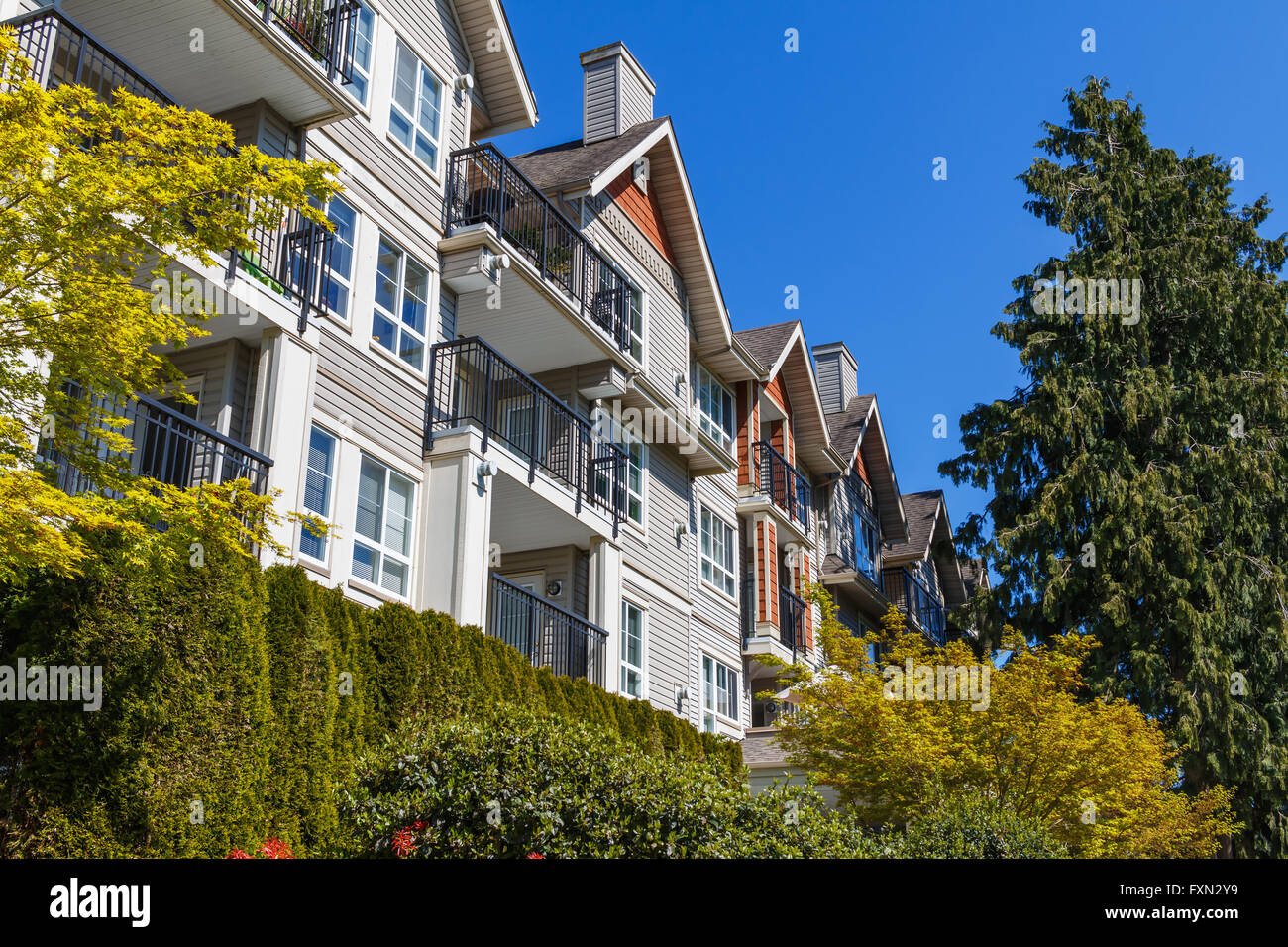 Cortile del moderno edificio di appartamenti a Vancouver, BC, Canada Foto Stock