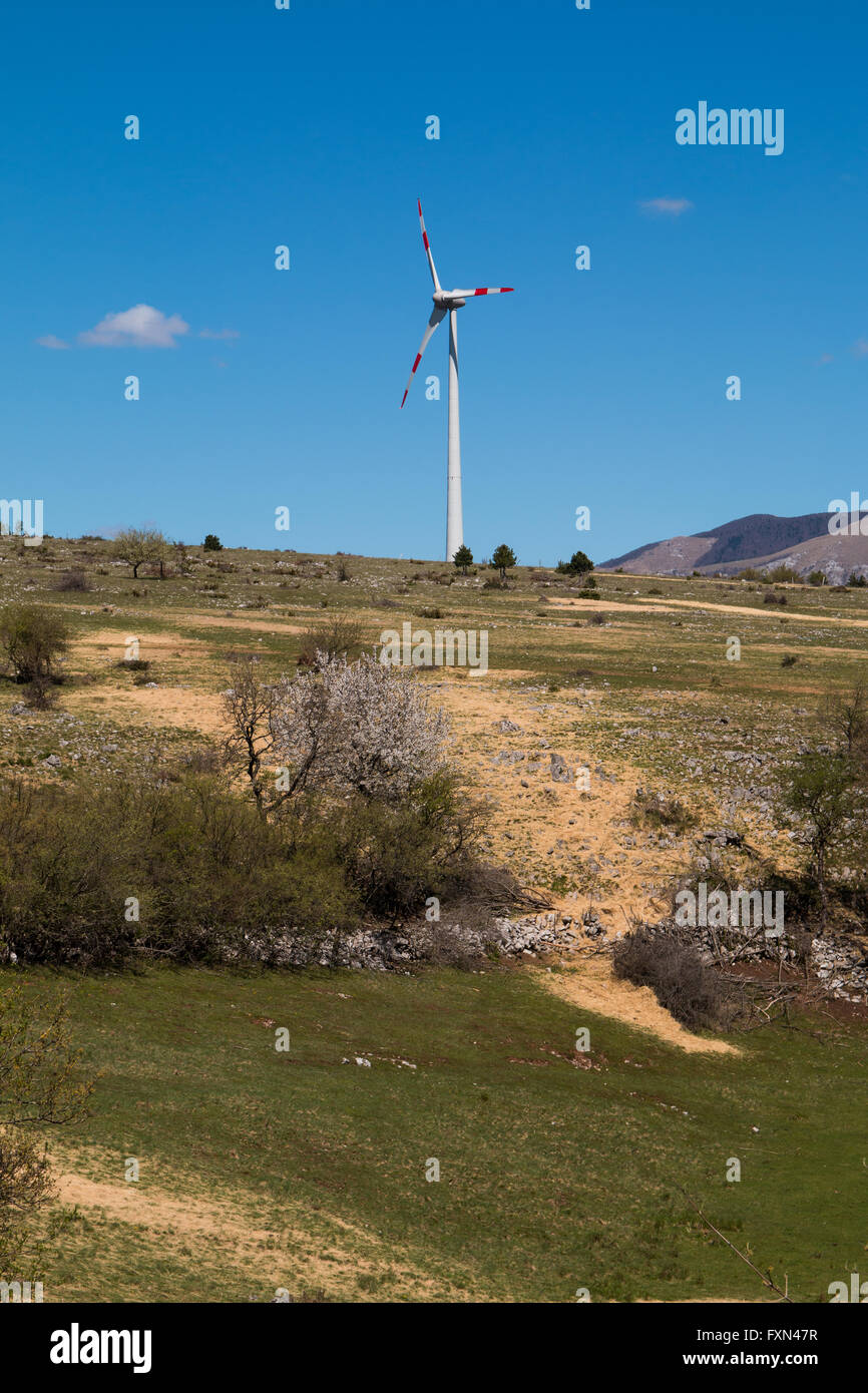 Turbina eolica in campagna slovena Foto Stock