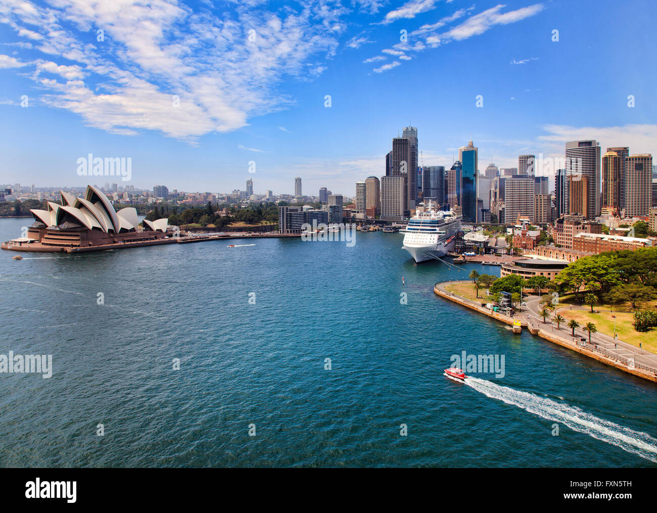 Vista aerea da Sydney Harbour Bridge lookout a Circular Quay con traghetti e Overseas Passenger Terminal nella parte anteriore della città Foto Stock