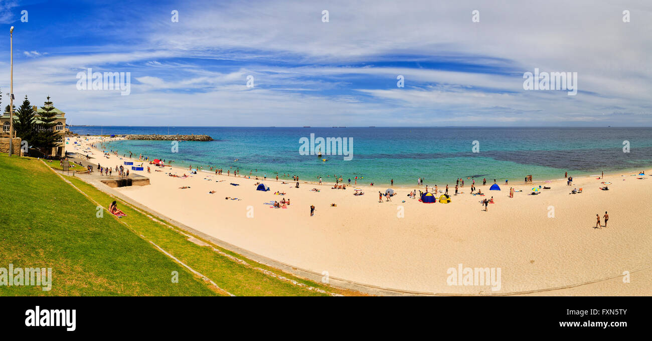 Popolari Cottlesloe Beach a Perth su una soleggiata giornata estiva dal padiglione di ampia sabbia pulita della costa con persone rilassante Foto Stock