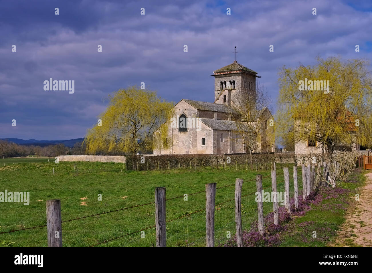 Romanische Kirche in Malay Burgund, Frankreich - romanica Chiesa malese in Borgogna, Francia Foto Stock
