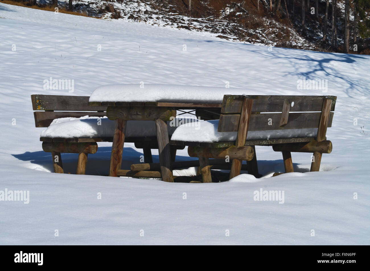 Pic-nic Panca e tavolo coperto di neve durante l'inverno nelle Alpi Italiane Foto Stock