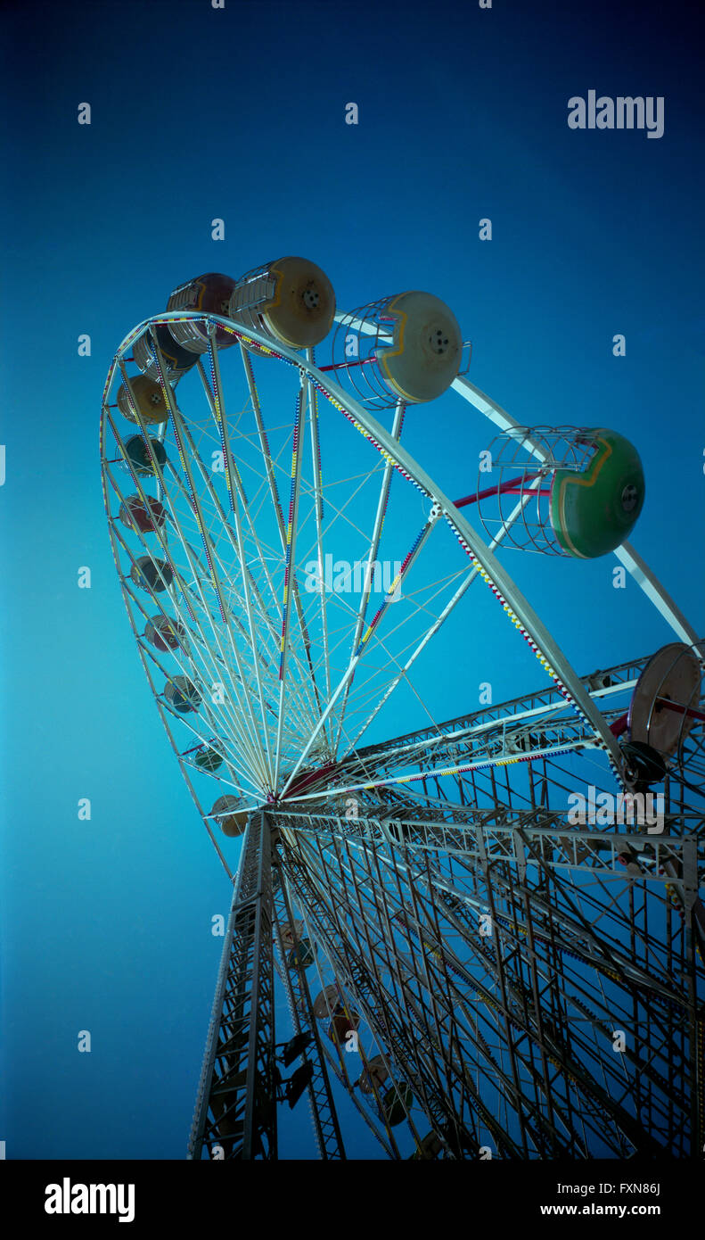 Cerca fino a una fiera ruota panoramica Ferris in Blackpool Foto Stock