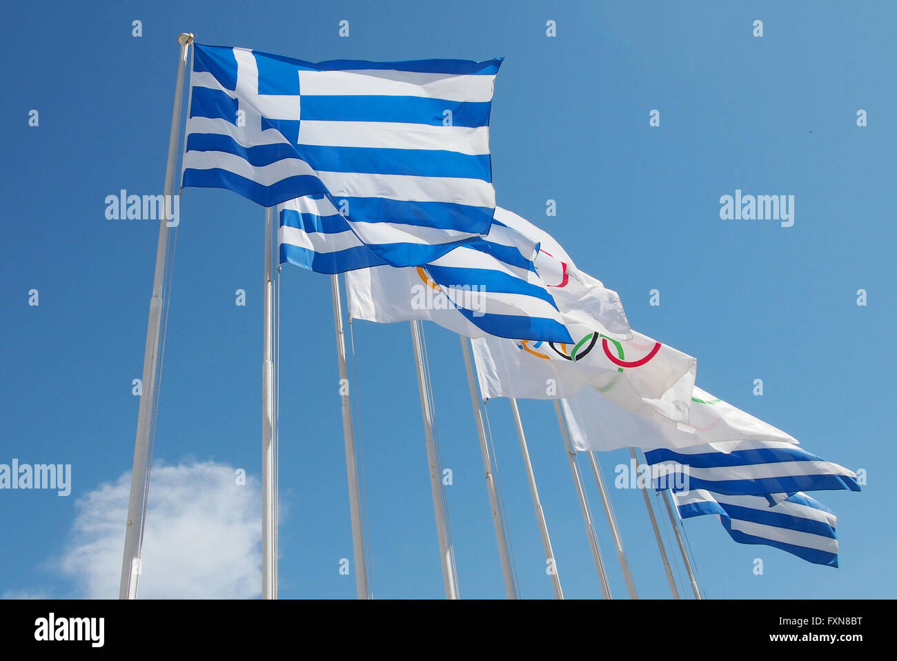 Le Olimpiadi e la bandiera nazionale della Grecia vola all'ingresso del Panathenaic stadio Olimpico di Atene in Grecia. Foto Stock