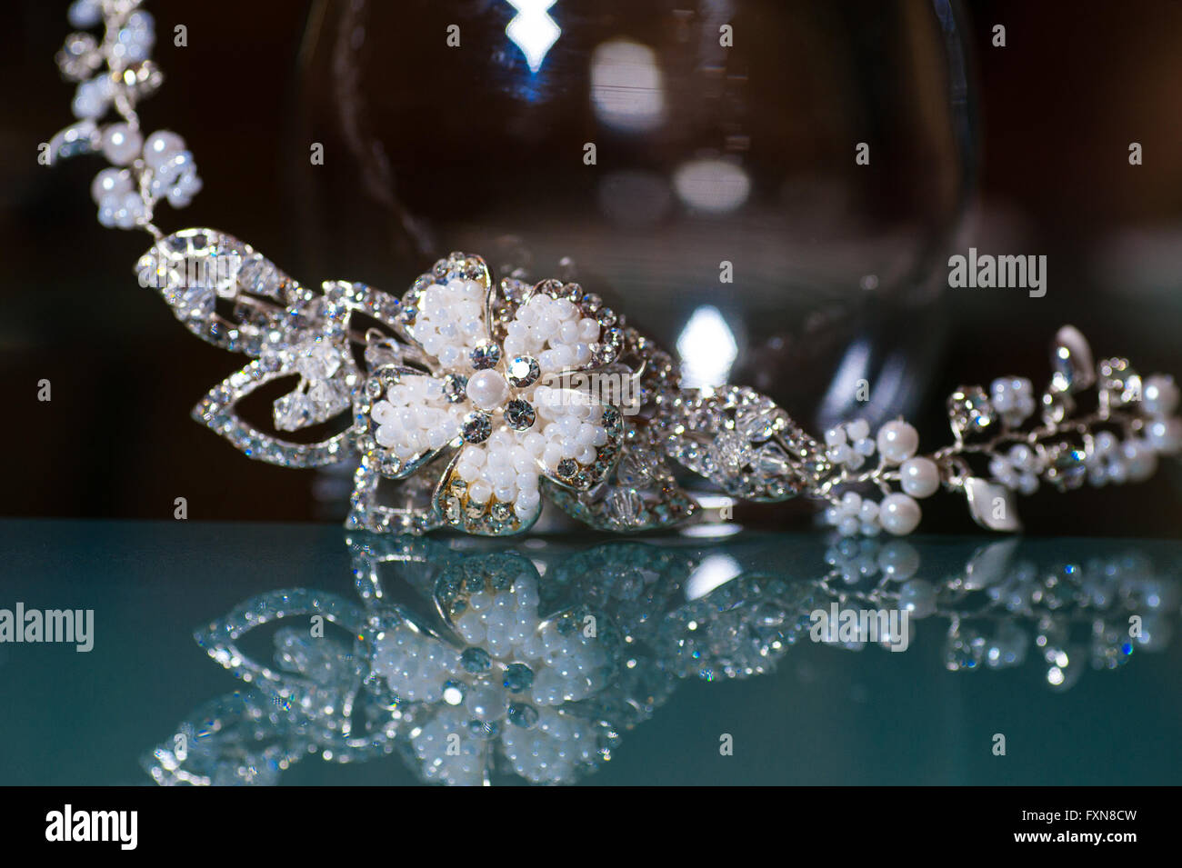 Composizione di splendidi gioielli per la sposa Foto Stock