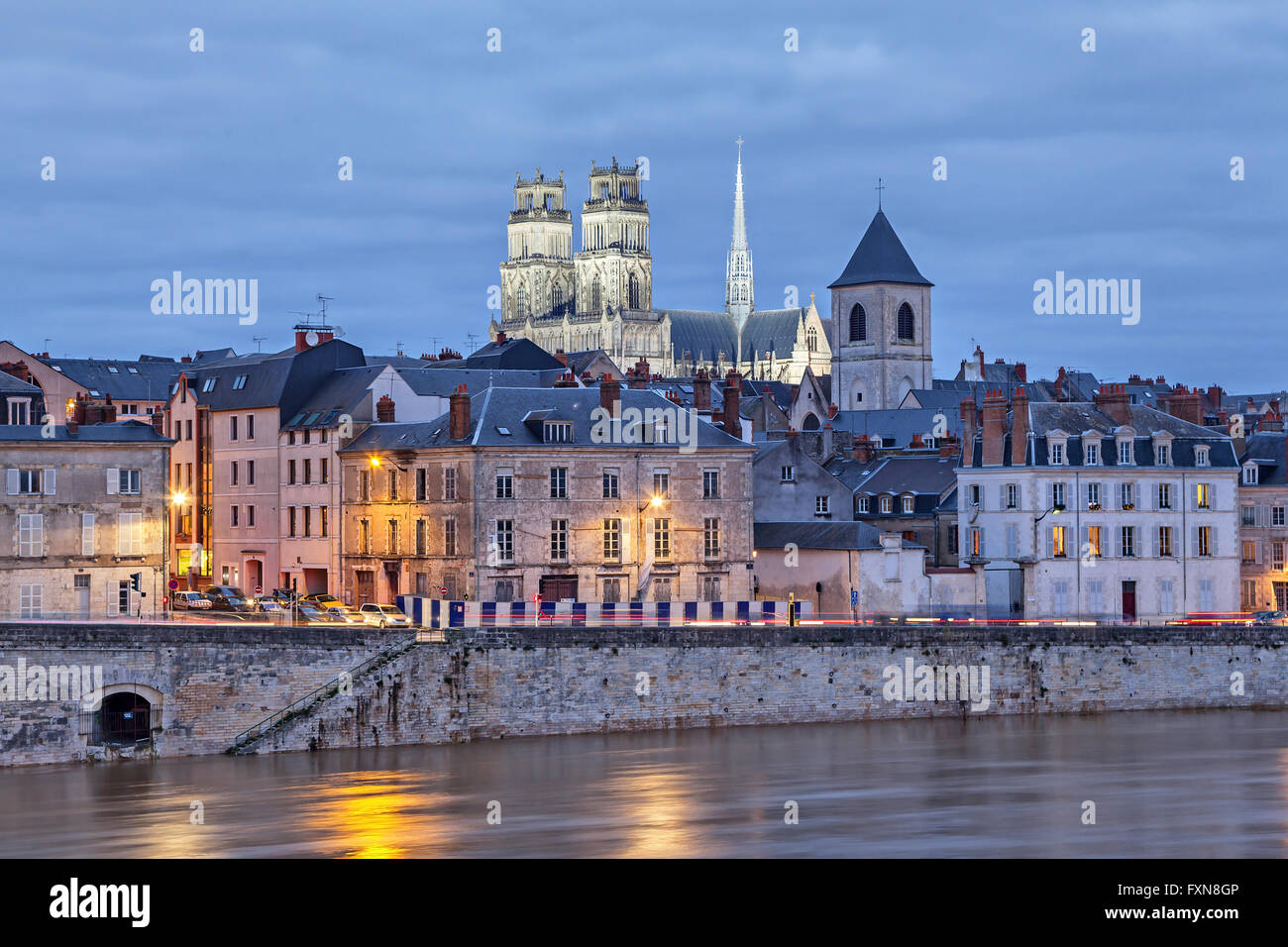 Argine del Fiume Loira e Cattedrale di Orleans in serata, Orleans, Francia Foto Stock