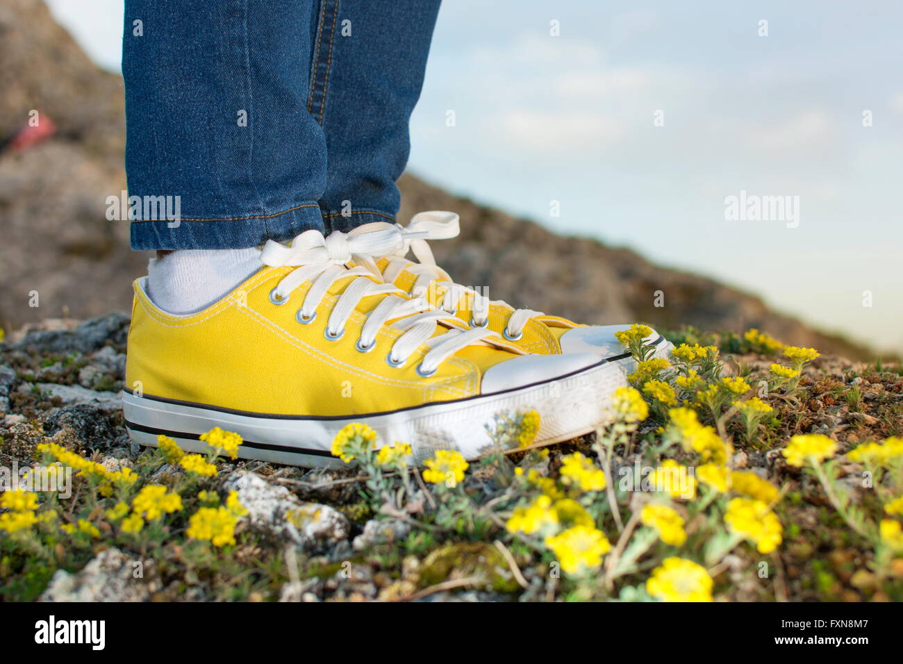 Donna su una escursione con stretta fino a sneakers giallo Foto Stock