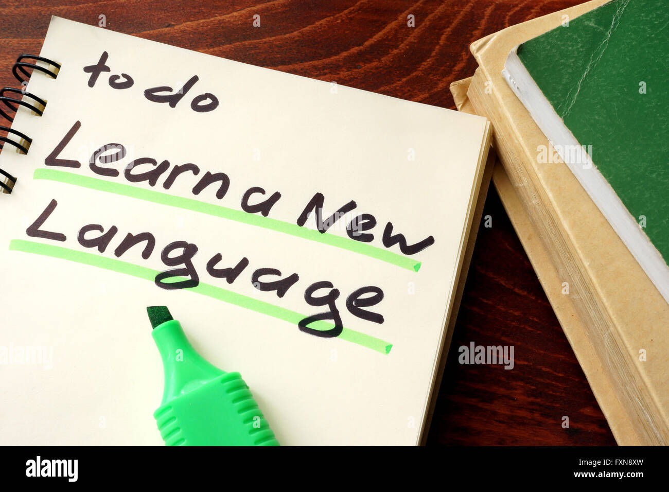 Imparare una nuova lingua scritta su un blocco note. Il concetto di istruzione. Foto Stock