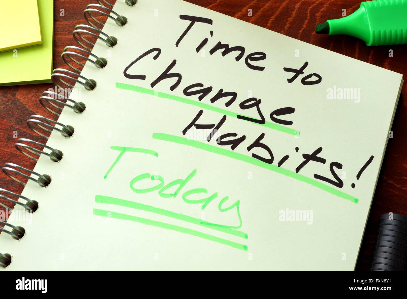 Il tempo per cambiare le abitudini oggi scritte su un blocco note. Concetto di motivazione. Foto Stock
