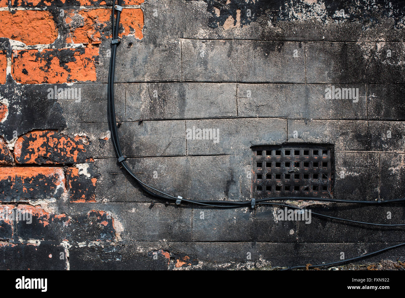 Verniciato nero lo sfiato di aria e cavi elettrici Foto Stock