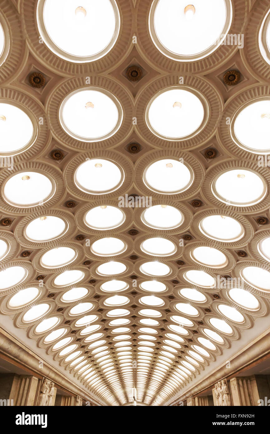 Primo piano dell'illuminazione del soffitto cassettoni del Elektrozavodskaya la stazione della metropolitana di Mosca, Russia Foto Stock
