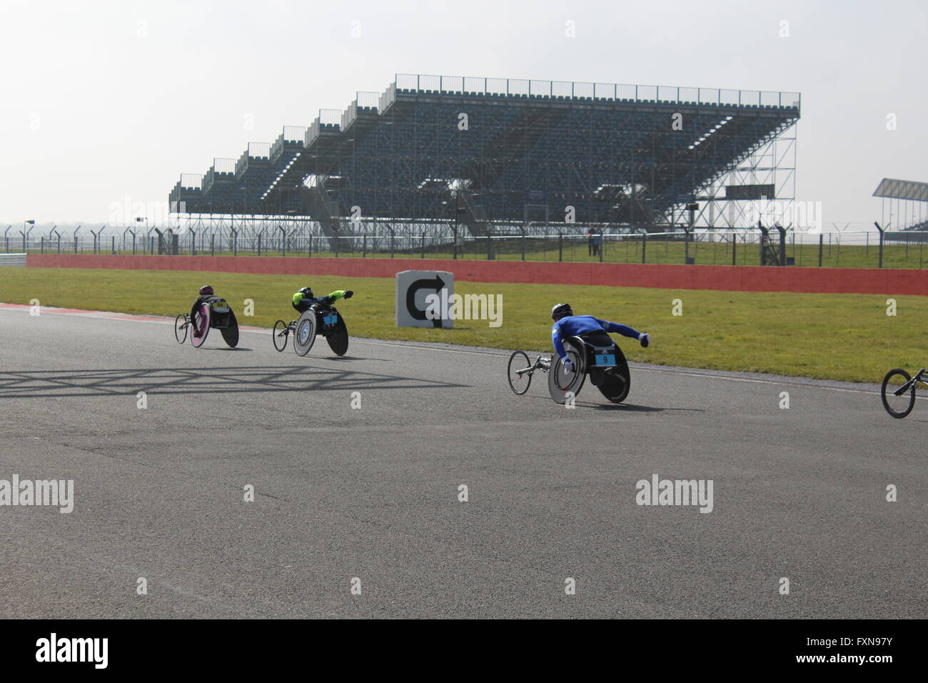 Sedia a rotelle racers nella foto poco dopo l'inizio del 2016 Adidas Silverstone Mezza Maratona. Foto Stock