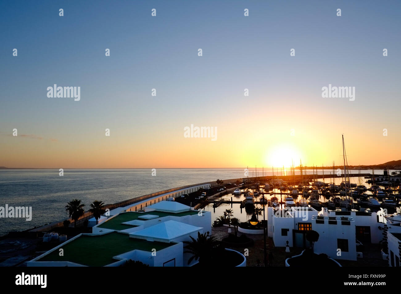 Una vista del porto Rubicone harbour con un bel tramonto in background Foto Stock
