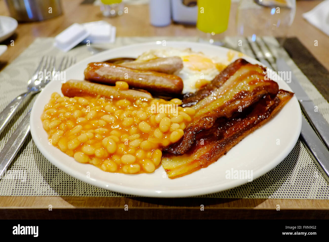 Un tradizionale inglese colazione fritta servita su una tavola di hotel Foto Stock
