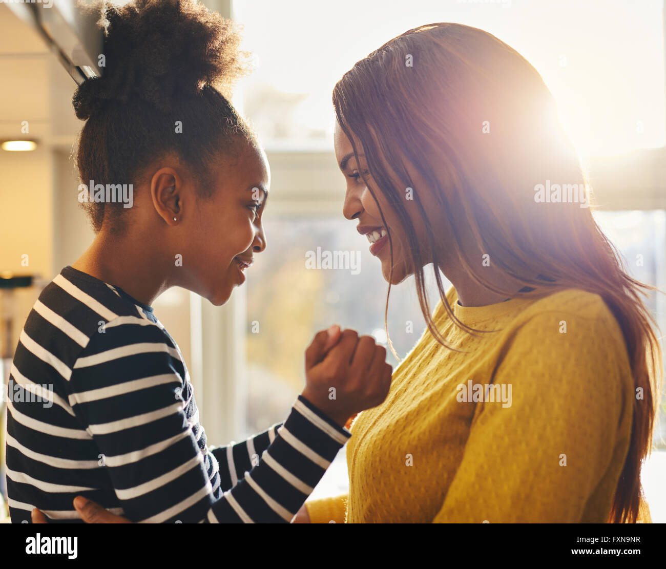 Mamma e figlia sorridente nero Foto Stock
